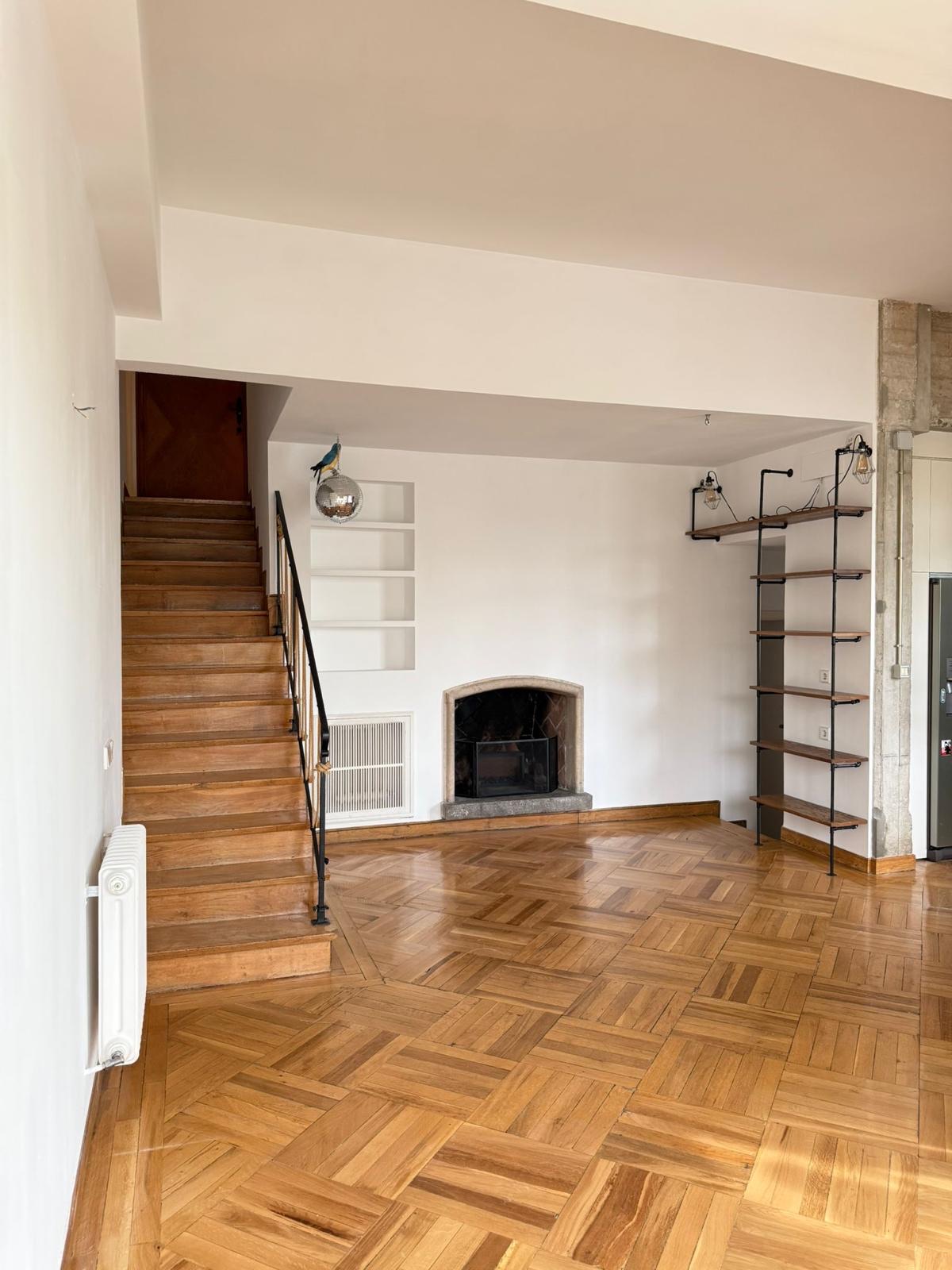 Salón con parquet y escalera