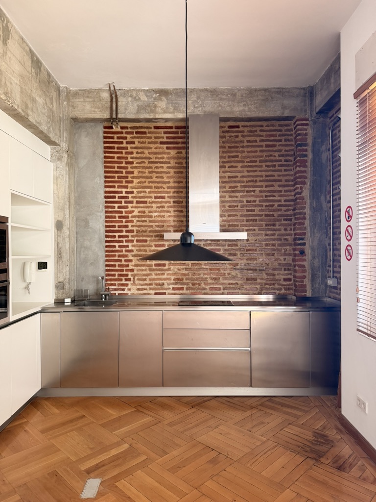 Cocina con pared de ladrillo