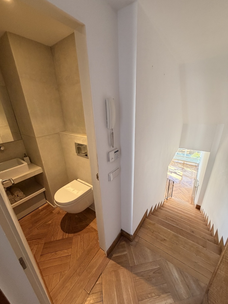 Aseo y escalera hacia la planta inferior